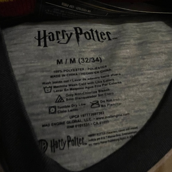 Harry Potter Gryffindor t-shirt and scarf combo set Size Medium NWT - Picture 6 of 9